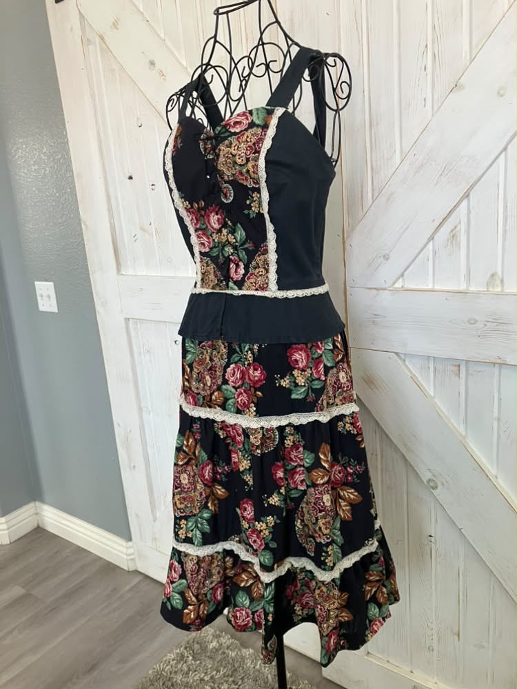 70's Vintage City Fox Black Red Green Cabbage Rose Gunne Sax STYLE Prairie Peplum Sundress Midi Dress