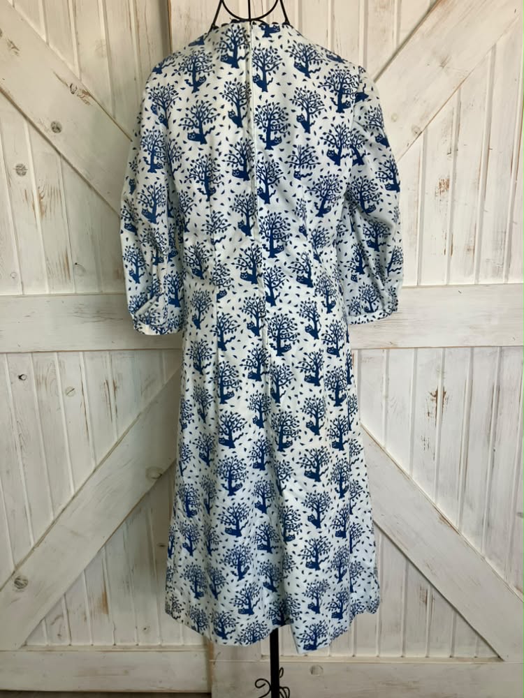 70's Vintage The Vested Gentress Blue White Cat in Tree Novelty Print Mod Midi Dress *FLAWS