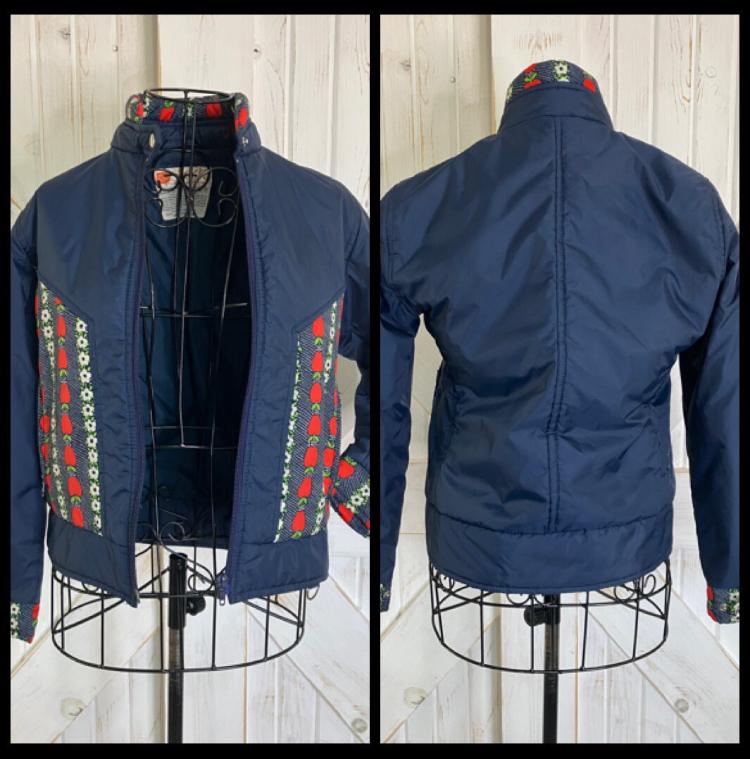 80's Vintage Skyr Blue Red Apples Novelty Print Apres Ski Winter Snow Snowboarding Crop Jacket